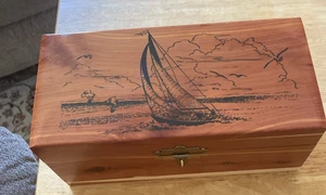 Kiefer Zedernholz Box mit Segelboot Illustration mit Schloss und Schlüssel - Bild 1 von 4