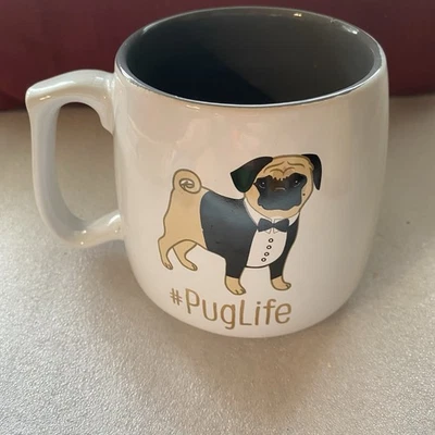 Taza de café Pug Life #PugLife 10 Strawberry Street blanco gris dorado huesos esmoquin para perros Foto 1 de 4