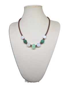 Collana con perle in vetro di Murano verdi e bianche fatte a mano e caucciù  - Foto 1 di 5