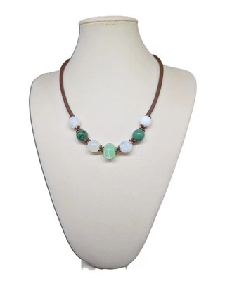 Collana con perle in vetro di Murano verdi e bianche fatte a mano e caucciù  - Immagine 1 di 4