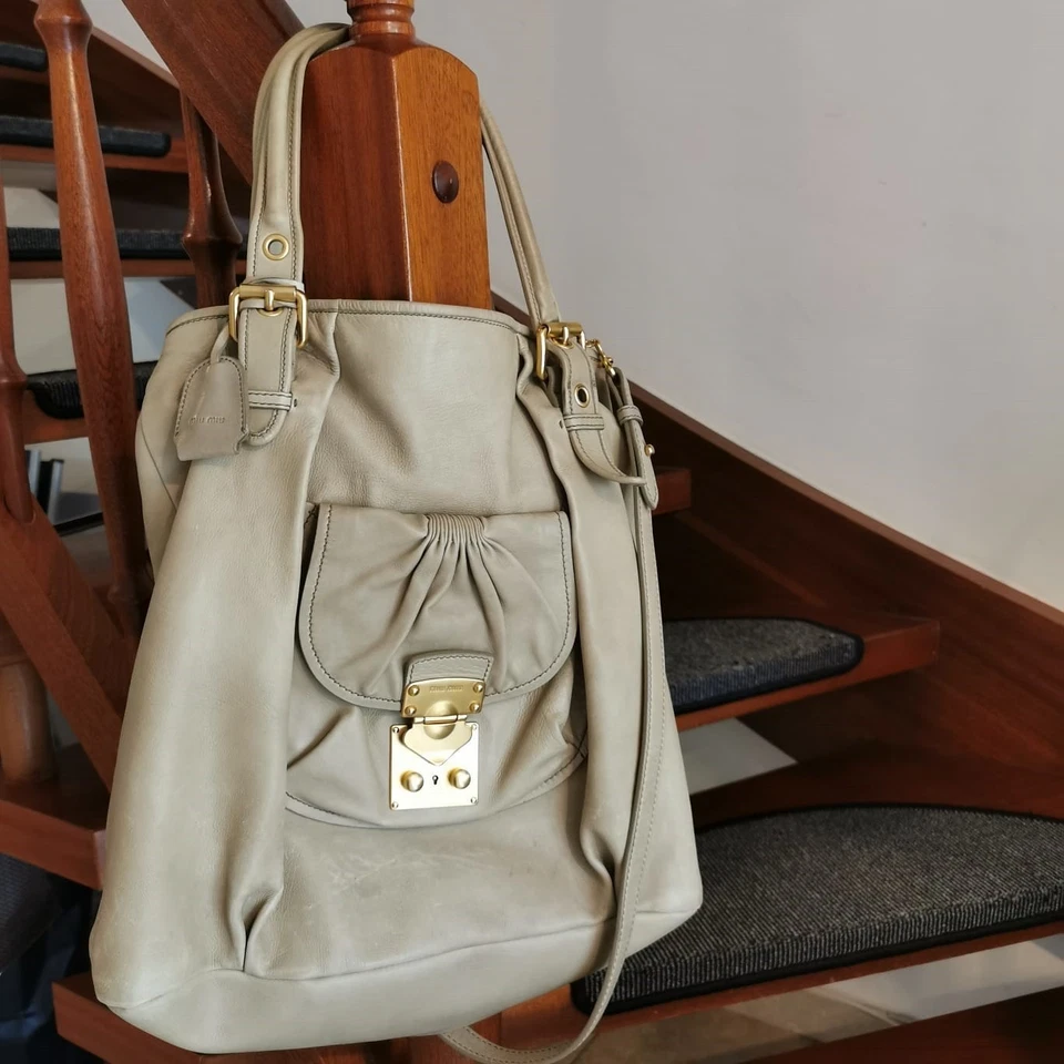 Trendige Miu Miu Handtasche, hochwertiges Leder,exklusives Design, avantgardisch - Bild 1 von 4