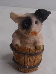 Mini estatuilla Youngs Farmyard Pig in a Barrel decoración de granja de 2-1/4" de alto - Imagen 1 de 5