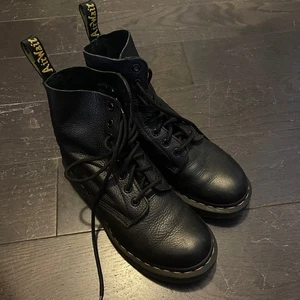 Dr Martens Pascal Boots Shoes Womens US 7 Black Leather 8-eye classic - Picture 1 of 10