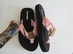 NEW Girl Youth Large *2-3* REALTREE Pink Camo Flip Flops Sandals Junior - Picture 1 of 1