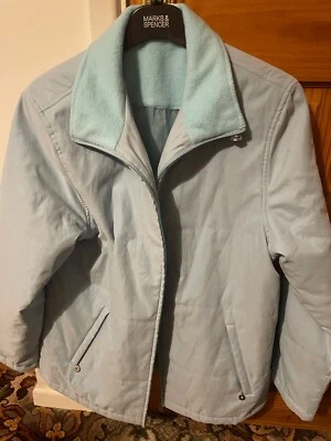 Chaqueta corta ligeramente acolchada con accesorios tono plata en azul pálido, 14. Foto 1 de 4