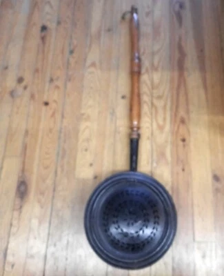 Ancienne Bassinoire Chaufferette en métal manche bois - Photo 1/4