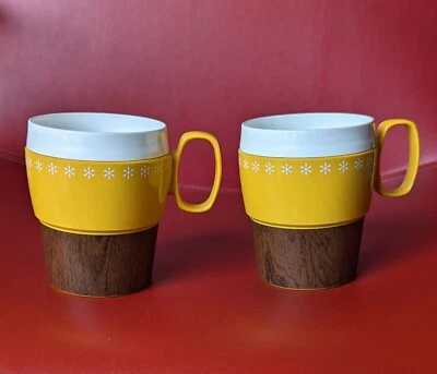 Conjunto de 2 CANECAS PLÁSTICAS vintage mod THERMOWARE amarelo madeira sintética grão 10 oz  - Imagem 1 de 4