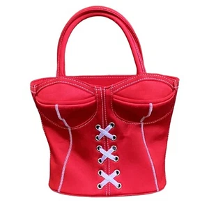 Borsa corsetto raso rosso 3D con allacciatura e cuciture bianche - Foto 1 di 8