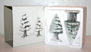 Juego de 2 pequeños pinos de porcelana Dept 56 Heritage Village retirados 52515 NUEVO - Imagen 1 de 4