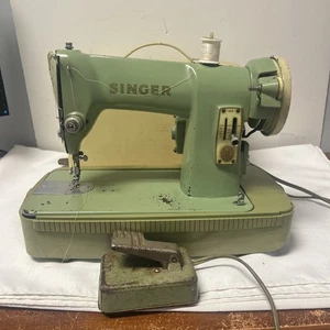 Máquina de coser Singer vintage RFJ8-8 verde menta portátil con estuche y pedal - Imagen 1 de 19