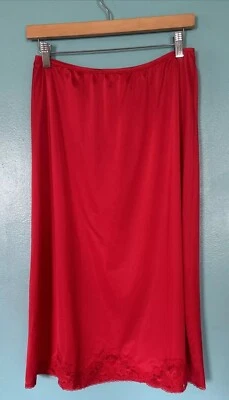 Lápiz labial brillante rojo segunda piel mediana OLGA HALF SLIP SIZE de colección Foto 1 de 4