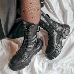 Esta es la BOTA MILITAR más basta de ZARA que ROCÍO OSORNO convierte en  elegante con una blazer y shorts de piel