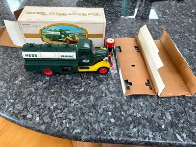 Camión cisterna de juguete vintage 1980 Hess gasolina combustible - verde y amarillo Foto 1 de 4