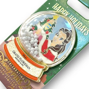 Disney Parks 2025 Happy Holidays Grand Floridian Belle Schneekugel Pin Weihnachten - Bild 1 von 4
