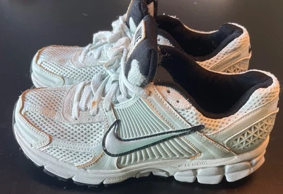 Nike Wmns Air Zoom Vomero 5 'Light Sliver Chrome' FN6742 001 Talla 7.5 Foto 1 de 4