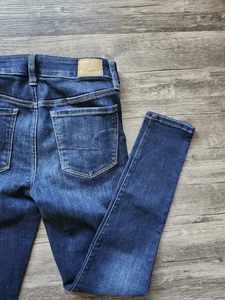 Pantalones de mezclilla American Eagle de tiro alto lavado oscuro - Imagen 1 de 6