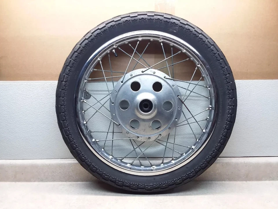 Conjunto de rueda delantera y neumático Yamaha XS1 650 1970 de colección PJ-14 Foto 1 de 4