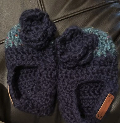 Chinelos de crochê feitos à mão com flor - azul marinho e turquesa - tamanho 7-8 - Imagem 1 de 3