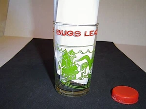 WELCH'S GLASS Bugs Leads a Merry Chase Porky Pig on BOTTOM EXCELLENT near MINT - Bild 1 von 4