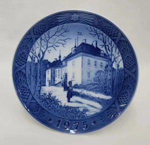 Royal Copenhagen Plate Denmark Queens Christmas Residence 1975 Collector - Picture 1 of 2