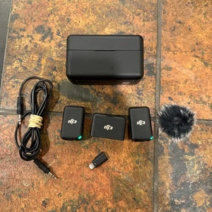 DJI Mic (2 TX + 1 RX + Charging Case), Wireless Lavalier Microphone, 250m (820 f - Picture 1 of 7