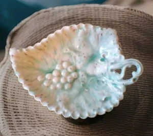 VINTAGE SOAP/TRINKET DISH LEAF DESIGN MINT GREEN CERAMIC DRIP GLAZE BATH DECOR  - Picture 1 of 11