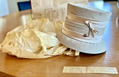 De colección. Sombrero PILLBOX de terciopelo beige con caja original MACY'S sombrero pañuelo recibo de venta 6" Foto 1 de 4