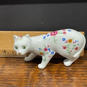 "Gato sospechoso agachado blanco floral de porcelana brillante de 3,5"" FM 1988" - Imagen 1 de 5