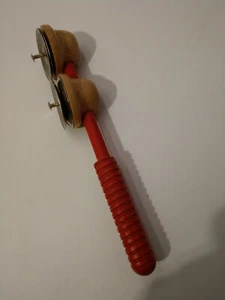 Instrumento musical tradicional de percusión campana mango rojo - Imagen 1 de 6