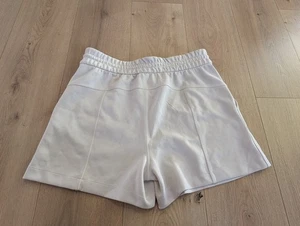 Lululemon Softstreme hoch geschnittene Shorts 4" weiß opal Größe 8 gebraucht, in einwandfreiem Zustand - Bild 1 von 7
