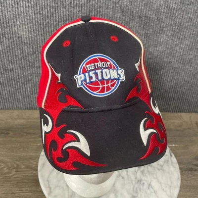 Gorra New Era Detroit Pistons Juvenil Correa Roja Negra Llamas Bordada Y2K Foto 1 de 4