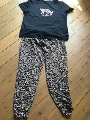 Women's New Look Short Sleeved Pyjama Set Size Large NEW - Image 1 of 3