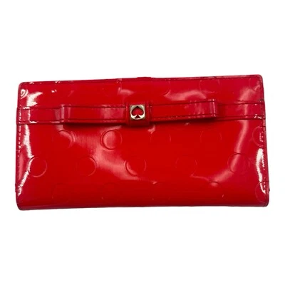 Cartera sin asas Kate Spade New York con lazo recortada a lunares roja Foto 1 de 4
