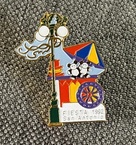Prendedor esmaltado San Antonio Texas TX Fiesta 1992 - solapa, sombrero - ¡Felices pandas! - Imagen 1 de 7