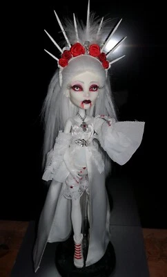 1 Monster High Puppe SPECTRA repainted  Vampir Queen weiß - rot - Bild 1 von 4