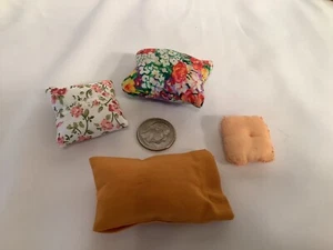 Miniature Dollhouse 1:12 Lot Of 4 Bed Chair Couch Sofa Pillows - Picture 1 of 2