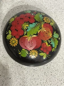 VINTAGE USSR BLACK LACQUER ROUND WOODEN TRINKET BOX HANDPAINTED FRUIT FLOWERS - Picture 1 of 6