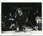 Photo de presse Anthony Quinn présentée dans une scène de la comédie musicale "Zorba" - lrx81230