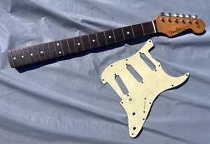Guardabarros con licencia STRAT Laca 62 RI + Sintonizadores + Reliquia envejecida PICKGUARD JVGitars - Imagen 1 de 5