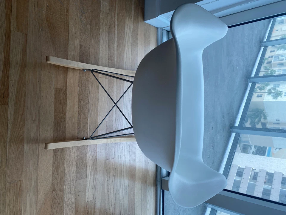 Sillón Eames de plástico moldeado, base basculante Foto 1 de 4