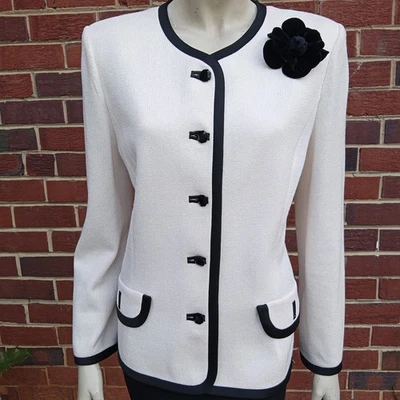 Chaqueta tejida Santana marfil con ribete negro St John con pasador de flores 12 Foto 1 de 4
