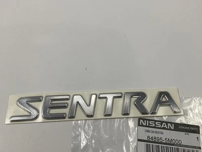 NUEVO GENUINO Tapa Trasera Mentra Emblema OEM Para 00-04 Nissan Sentra 84895-5M000 Foto 1 de 3