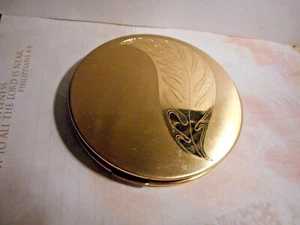 Pilcher leaf design gold tone large powder compact with mirror & puff. - Picture 1 of 8