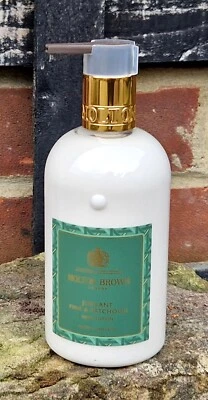 Dispensador bomba loción corporal MOLTON BROWN 300 ml Jubilant pino y pachulí Foto 1 de 3