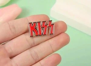 KISS Logotipo Hard Rock N' Roll Pin Esmalte INSIGNIA Guitarra Heavy Metal Broche Joyería - Imagen 1 de 4