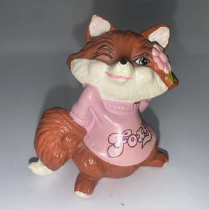 De colección 1980 Hallmark Shirt Tales “Foxy Lady” Guiño Zorro Estatuilla Usando Camisa - Imagen 1 de 7