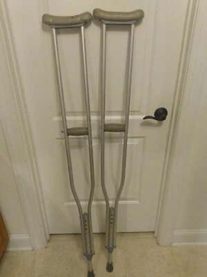 Muletas de aluminio para axilas McKesson para adultos - 5,2 a 5,10 pies Usuario Foto 1 de 2