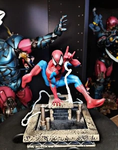 Spider-Man 1990s. Marvel Gallery Diorama Diamond Select - Imagen 1 de 2