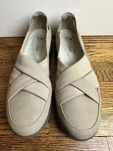 Clarks Cloud Steppers Size 9.5 Beige Loafers Comfort Shoes Criss Cross Straps - Picture 1 of 9