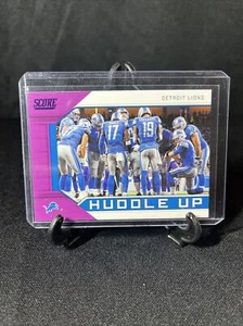 2018 Score Huddle Up Viola Variazione Parallela Detroit Lions HU-10 Carta Squadra - Foto 1 di 2